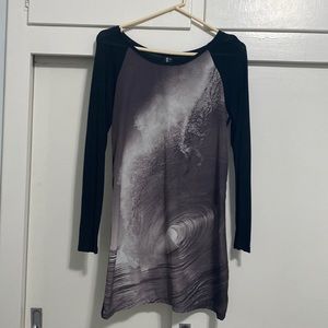 Long sleeve, long length shirt. Big barrel black and white image on the front.